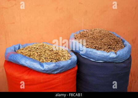 Spezie al mercato nel souk di Marrakech, Marocco Foto Stock