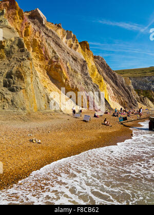 La spiaggia di Baia di allume sulla punta occidentale dell'Isola di Wight in Inghilterra UK famosa per multicolore di scogliere di arenaria Foto Stock