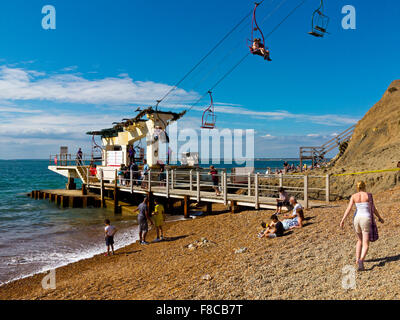 I turisti con la seggiovia ad Alum Bay sulla punta occidentale dell'Isola di Wight in Inghilterra UK famosa per multicolore di scogliere di arenaria Foto Stock