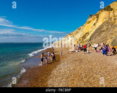 La spiaggia di Baia di allume sulla punta occidentale dell'Isola di Wight in Inghilterra UK famosa per multicolore di scogliere di arenaria Foto Stock