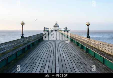 Il molo vittoriano di Clevedon nel nord Somerset. Aperto nel 1869 il molo è uno dei primi esempi nel paese Foto Stock