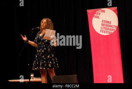 Salena Godden, poeta inglese e autore di lettura al 2015 Stoke Newington festival letterario a Stoke Newington Town Hall Foto Stock