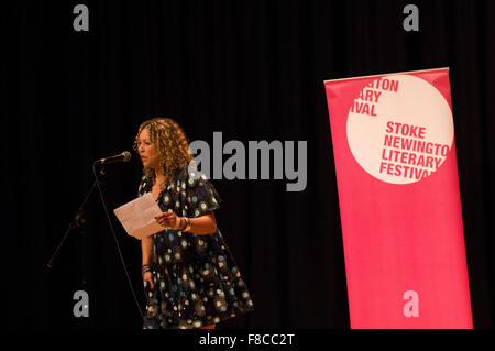 Salena Godden, poeta inglese e autore di lettura al 2015 Stoke Newington festival letterario a Stoke Newington Town Hall Foto Stock