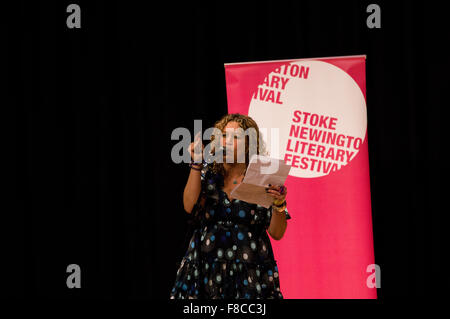 Salena Godden, poeta inglese e autore di lettura al 2015 Stoke Newington festival letterario a Stoke Newington Town Hall Foto Stock