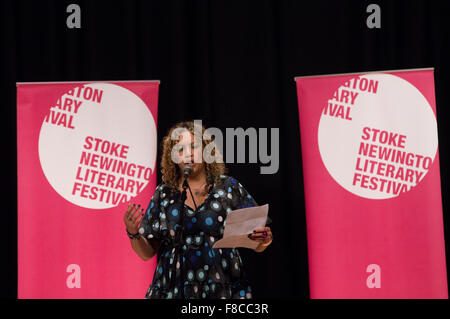 Salena Godden, poeta inglese e autore di lettura al 2015 Stoke Newington festival letterario a Stoke Newington Town Hall Foto Stock