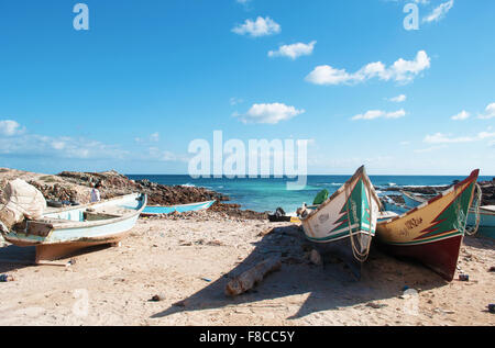 Yemen: barche sulla spiaggia nell'area protetta di Ras Erissel, Capo orientale di Socotra, il punto di incontro del mare Arabico e Oceano Indiano Foto Stock