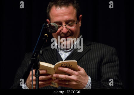 Il comico Mark Thomas lettura dal suo libro il popolo del Manifesto in municipio al 2015 Stoke Newington Festival letterario Foto Stock