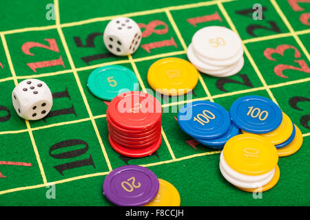 Casino chip e plinti impilare su un feltro verde Foto Stock