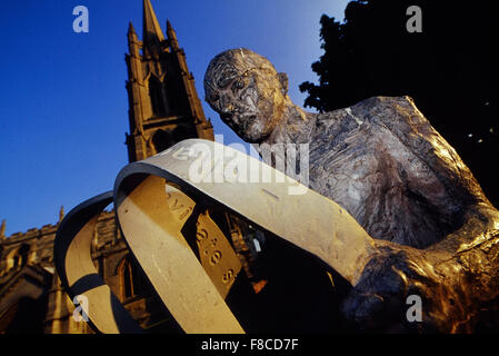 Parte di Louth Art Trail. Una scultura intitolata "searching" (Ricerca in corso). St James Chiesa. Louth. Lincolnshire. In Inghilterra. Regno Unito Foto Stock