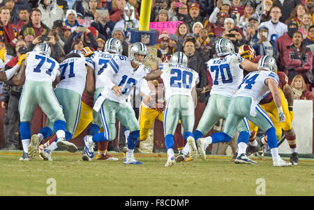 Dallas Cowboys quarterback Matt Cassel (16) Hands off al running back Darren McFadden (20) che hanno segnato un touchdown su gioca nel quarto trimestre contro Washington Redskins a FedEx in campo Landover, Maryland il Lunedi, 7 dicembre 2015. Nella foto sono inoltre presenti Dallas Cowboys affrontare Tyron Smith (77), offensive guard La el Collins (71), centro Travis Frederick (72), guardia di Zack Martin (70), e fullback Tyler Clutts (44).Il Cowboy ha vinto il gioco 19-16. Credito: Ron Sachs / CNP - nessun filo SERVICE - Foto Stock