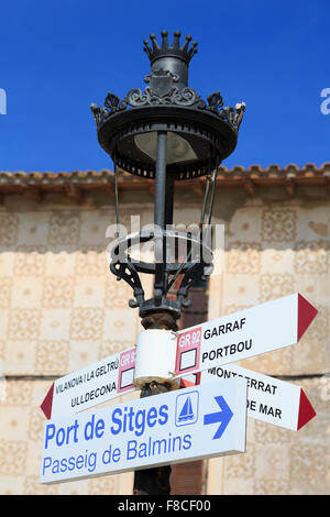 Waterfront, San Sabastian Beach, Sitges, Catalogna, Spagna, Europa Foto Stock