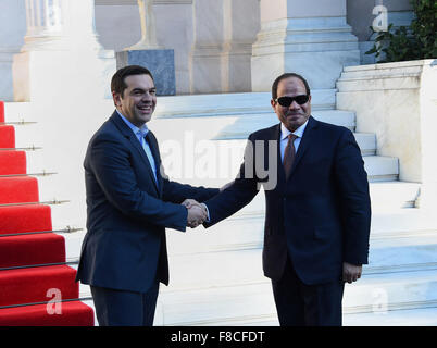 Athens, Athens, Grecia. L'8 dicembre, 2015. Il Primo Ministro greco, Alexis Tsipras accoglie il Presidente egiziano Abdel Fattah al-Sisi all'Maximos Mansion ad Atene il 8 dicembre 2015. Sissi ha iniziato una visita di due giorni in Grecia per i colloqui sono stati incentrati sulla cooperazione energetica © Il presidente Egiziano Ufficio APA/images/ZUMA filo/Alamy Live News Foto Stock