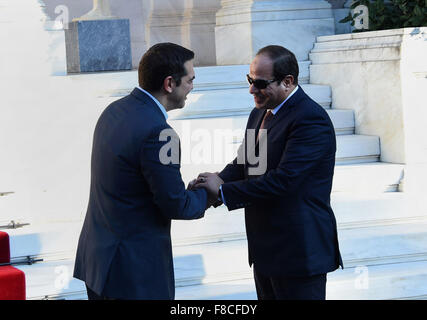 Athens, Athens, Grecia. L'8 dicembre, 2015. Il Primo Ministro greco, Alexis Tsipras accoglie il Presidente egiziano Abdel Fattah al-Sisi all'Maximos Mansion ad Atene il 8 dicembre 2015. Sissi ha iniziato una visita di due giorni in Grecia per i colloqui sono stati incentrati sulla cooperazione energetica © Il presidente Egiziano Ufficio APA/images/ZUMA filo/Alamy Live News Foto Stock