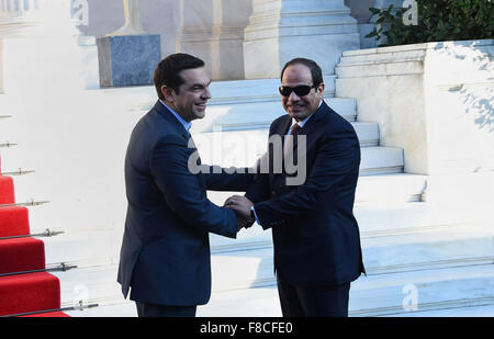 Athens, Athens, Grecia. L'8 dicembre, 2015. Il Primo Ministro greco, Alexis Tsipras accoglie il Presidente egiziano Abdel Fattah al-Sisi all'Maximos Mansion ad Atene il 8 dicembre 2015. Sissi ha iniziato una visita di due giorni in Grecia per i colloqui sono stati incentrati sulla cooperazione energetica © Il presidente Egiziano Ufficio APA/images/ZUMA filo/Alamy Live News Foto Stock