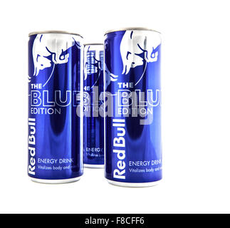 Red Bull edizione blu energy drink su sfondo bianco Foto Stock