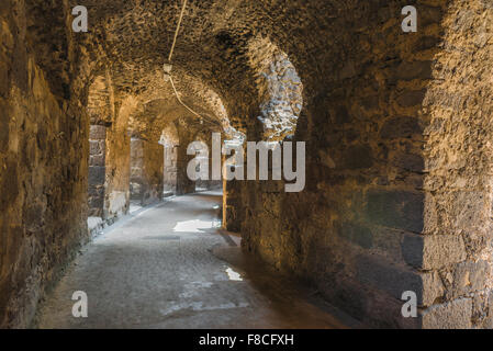 Anfiteatro romano, vista di un corridoio sotterraneo sotto i resti dell'anfiteatro romano nel centro di Catania, in Sicilia. Foto Stock