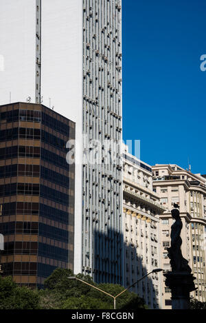 Gli edifici e le sculture sulla piazza occorrendo, Praca Floriano Peixoto, Rio de Janeiro, Brasile Foto Stock