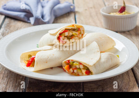 In stile messicano wrap riempito con pollo e verdure Foto Stock