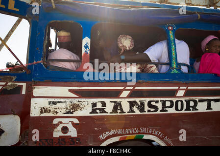 Le persone che viaggiano in un vecchio autobus bus locale in Senegal Foto Stock