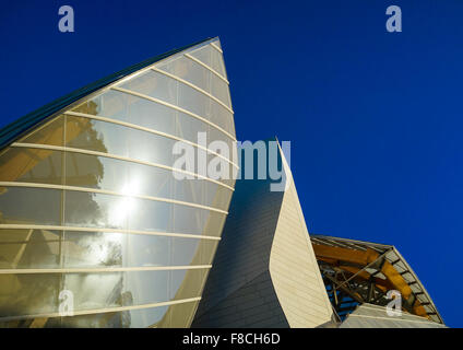 Dettaglio del vetro vele della Louis Vuitton Fondazione Museo costruito da Frank Gehry e il Bois de Boulogne, Parigi, Francia Foto Stock