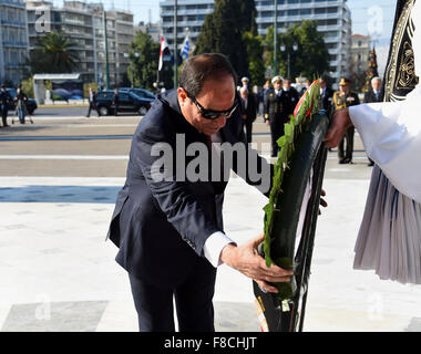 Athens, Athens, Grecia. L'8 dicembre, 2015. Il Presidente egiziano Abdel-Fattah el-Sissi stabilisce una corona di fiori per la Tomba del Soldato Sconosciuto ad Atene il 8 dicembre 2015. Sisi ha iniziato una visita di due giorni in Grecia per i colloqui sono stati incentrati sulla cooperazione energetica © Il presidente Egiziano Ufficio APA/images/ZUMA filo/Alamy Live News Foto Stock