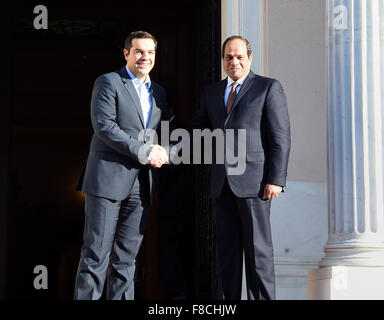 Athens, Athens, Grecia. L'8 dicembre, 2015. Il Primo Ministro greco, Alexis Tsipras accoglie il Presidente egiziano Abdel Fattah al-Sisi all'Maximos Mansion ad Atene il 8 dicembre 2015. Sissi ha iniziato una visita di due giorni in Grecia per i colloqui sono stati incentrati sulla cooperazione energetica © Il presidente Egiziano Ufficio APA/images/ZUMA filo/Alamy Live News Foto Stock