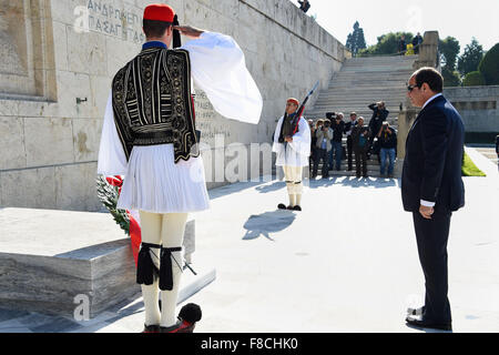 Athens, Athens, Grecia. L'8 dicembre, 2015. Il Presidente egiziano Abdel-Fattah el-Sissi stabilisce una corona di fiori per la Tomba del Soldato Sconosciuto ad Atene il 8 dicembre 2015. Sisi ha iniziato una visita di due giorni in Grecia per i colloqui sono stati incentrati sulla cooperazione energetica © Il presidente Egiziano Ufficio APA/images/ZUMA filo/Alamy Live News Foto Stock