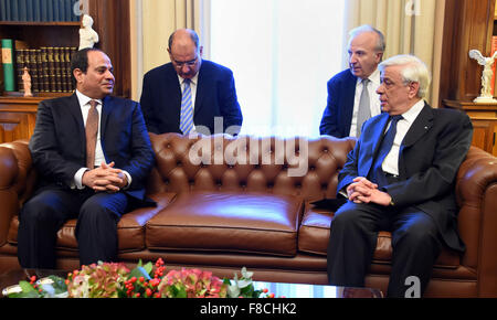 Athens, Athens, Grecia. L'8 dicembre, 2015. Il Presidente greco Prokopis Pavlopoulos incontra il presidente egiziano Abdel Fattah al-Sisi ad Atene il 8 dicembre 2015. Sisi ha iniziato una visita di due giorni in Grecia per i colloqui sono stati incentrati sulla cooperazione energetica © Il presidente Egiziano Ufficio APA/images/ZUMA filo/Alamy Live News Foto Stock