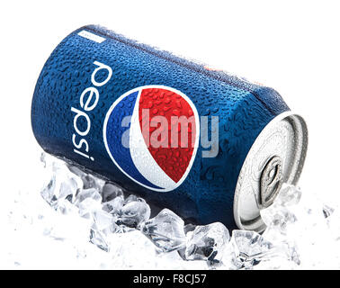 Può della Pepsi Cola su un letto di ghiaccio e sfondo bianco, Pepsi è una bevanda analcolica gassata prodotta PepsiCo, creato nel 1893 Foto Stock