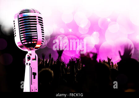 Musica dal vivo sfondo.microfono vintage e pubbliche Foto Stock