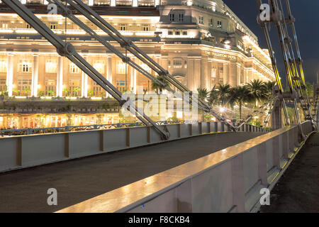 Cavenagh storico ponte nel centro cittadino di Singapore di notte. Questo ponte è stato completato nel 1867. Foto Stock