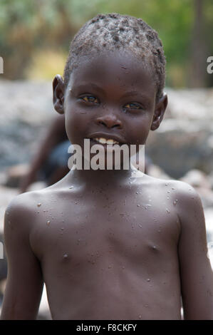 Ritratto di un giovane ragazzo dalla tribù Himba, Namibia Foto Stock