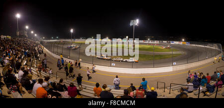 Le persone che frequentano una stock car racing auto a notte in Salt Lake City Foto Stock