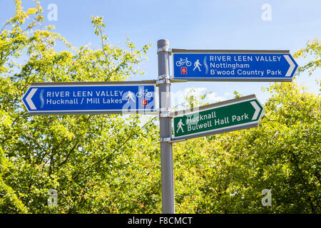 Cartello con indicazioni per ciclo nazionale Numero di route 6 e un sentiero pubblico segno, Nottinghamshire, England, Regno Unito Foto Stock