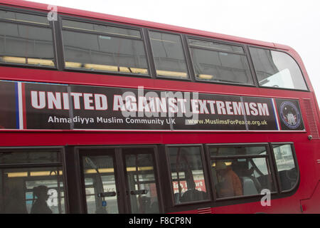 Il torneo di Wimbledon, Londra, Regno Unito. 08 Dic, 2015. Un bus rosso a due piani pubblicizza " uniti contro l'estremismo' dal Ahmadiyya comunità musulmana nella scia del francese gli attacchi di Parigi e Londra tubo stabbings lo Credito: amer ghazzal/Alamy Live News Foto Stock