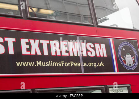 Il torneo di Wimbledon, Londra, Regno Unito. 08 Dic, 2015. Un bus rosso a due piani pubblicizza " uniti contro l'estremismo' dal Ahmadiyya comunità musulmana nella scia del francese gli attacchi di Parigi e Londra tubo stabbings lo Credito: amer ghazzal/Alamy Live News Foto Stock