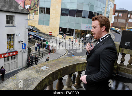 Josef Locke (aka attore Karl McGuckin) serenate shopper in Londonderry, Irlanda del Nord Foto Stock