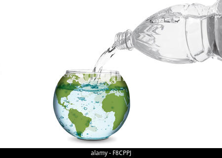 Acqua versata dalla bottiglia in forma d'onda nella ciotola del globo. La tutela ambientale concetto, il riscaldamento globale. Foto Stock