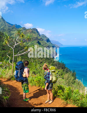 Backpackers sul Kalalau Trail a Kauai Foto Stock