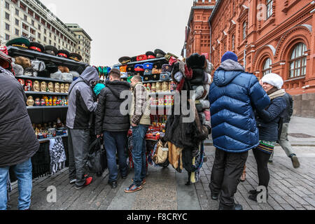 Mosca, Russia - 14 Ottobre 2015: vicino il Cremlino e la Piazza Rossa. Commercio di strano souvenir dalla Russia. Foto Stock