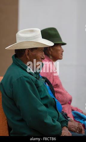 Vecchi locali indigene in seduta Banos, Ecuador Foto Stock