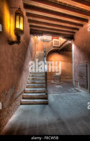 La Casa di Carlo Gondoni, Casa di Carlo Goldoni museo e biblioteca. Il cortile e la scala di palazzo veneziano palazzetto Foto Stock