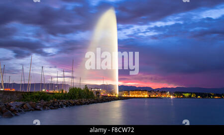 Ginevra Jet d'eau di notte lago svizzera acqua in barca al tramonto a montanti Foto Stock