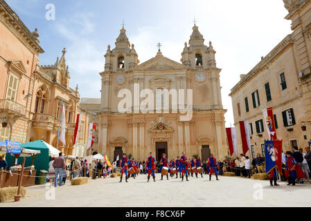 La Mdina festival medievale e turisti, Mdina, Malta Foto Stock