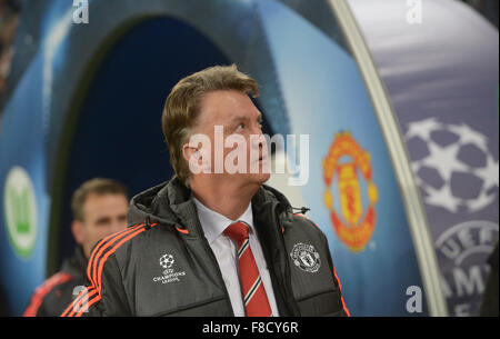 Wolfsburg, Germania. 08 Dic, 2015. Il Manchester United allenatore Louis van Gaal prima la UEFA Champions League Soccer match tra VfL Wolfsburg e il Manchester United all'Arena di Wolfsburg, Germania, 08 dicembre 2015. Foto: Peter Steffen/dpa/Alamy Live News Foto Stock