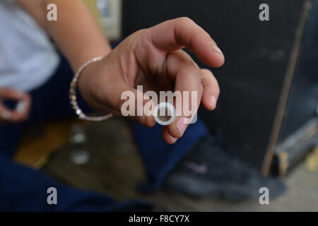 Ottobre 17, 2015 - Wilmington-Cincinanti-Hamilton, Ohio, USA - Krystal Hatfield, 28, un eroinomane, mostra una cosiddetta ''tocca'' di eroina--$20 vale la pena del farmaco--come si prepara a sparare la sua quotidiana fissare sul portico sul retro di una casa abbandonata in East Side di Hamilton, Ohio. Una madre di due--il primo bambino aveva un 14, la seconda a 16--dice che si avvale di farmaci in parte a coprire il dolore della sua infanzia, quando ella fu indispettito da un cugino a partire dall'età di 4 a 11. Lei dice che ha fatto altri farmaci e iniziato il consumo di eroina dopo un ''dope boy'' ha gettato i campioni nella sua auto. ''Io tutti solo ora, '' Foto Stock