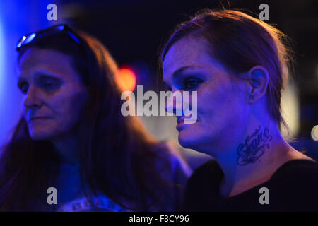 Ottobre 21, 2015 - Wilmington-Cincinati-Hamilton, Ohio, USA - Chasity Holt, un 36-anno-vecchio eroinomane, ascolta con sua madre Amy per un sermone in città su una collina chiesa di Cincinnati, Ohio. ''Ho usato per essere una buona persona, '' dice Chasity, che hanno dimostrato fino alla chiesa come ultima risorsa, dicendo che lei aveva sovradosata solo il giorno prima. '' Mi ha rubato, ho mentito, ho barato, ho bruciato tanti ponti, '' dice della sua vita come un tossicodipendente, iniziato con acqua potabile, si trasferì a crepare, antidolorifici e infine eroina. ''My i bambini erano lì tutto questo assistiamo.'' ha cinque figli, due dei quali vivono con un relat Foto Stock