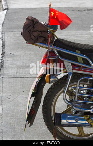 Bandiera comunista sul lato posteriore di una bicicletta Foto Stock