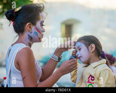 Il partecipante non identificato ha il suo volto coperto con il trucco su un carnevale del Giorno dei Morti di Oaxaca, Messico Foto Stock
