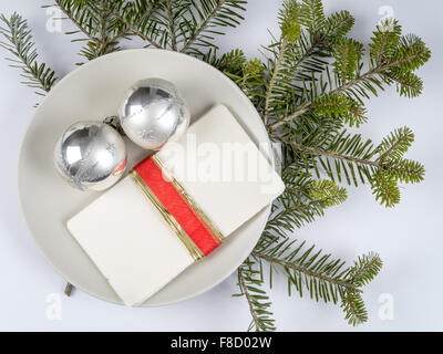 Tradizionale per la Vigilia di Natale fetta di bianco su di un piatto d'argento con le palle di Natale